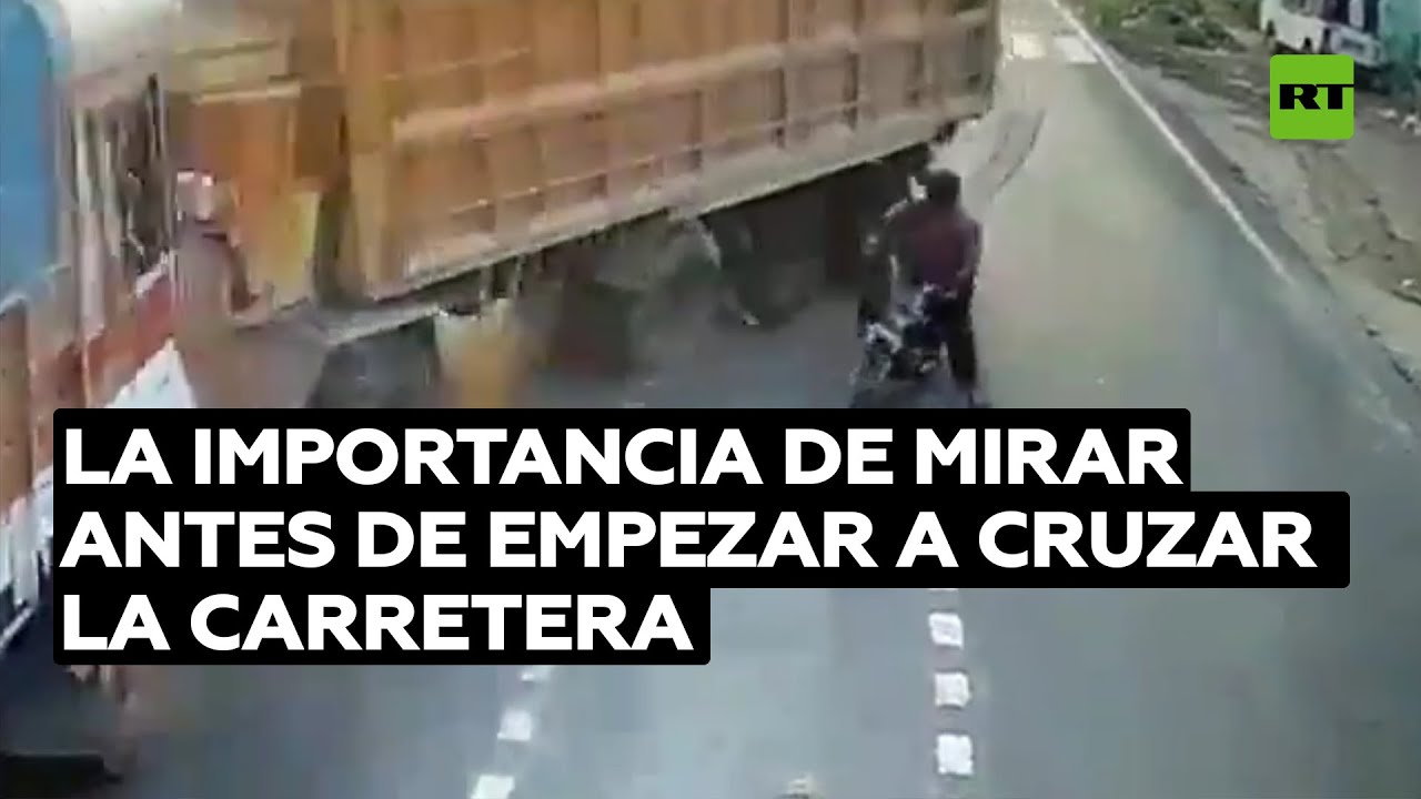 La importancia de mirar antes de empezar a cruzar la carretera