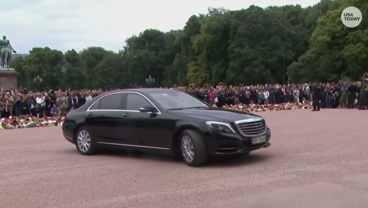 King Harald of Norway Dies: Norwegians mourn the whole country’s grandfather outside Royal Palace…. 08-28-2026
